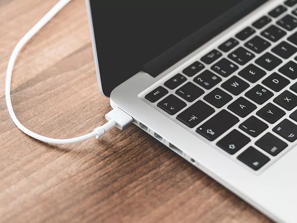 es mejor tener la laptop enchufada o usar la bateria