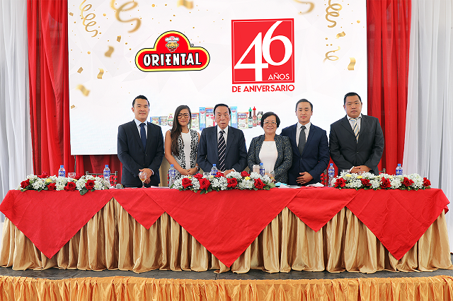 Wilson León, CEO de Oriental® Industria Alimenticia junto a su esposa e hijos