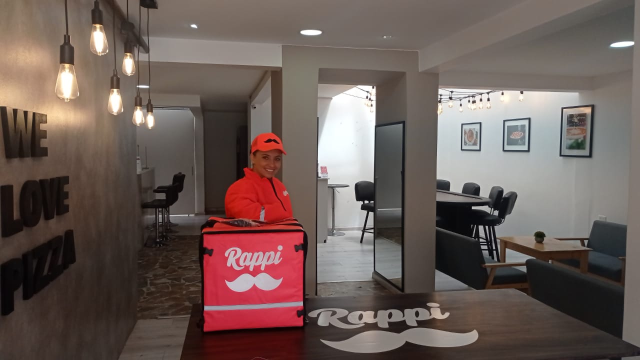Claudia Herrera, Líder Comercial de Rappi en Cuenca, en uno de los locales aliados Poker Pizza, ubicado en el sector Huaynacapac.