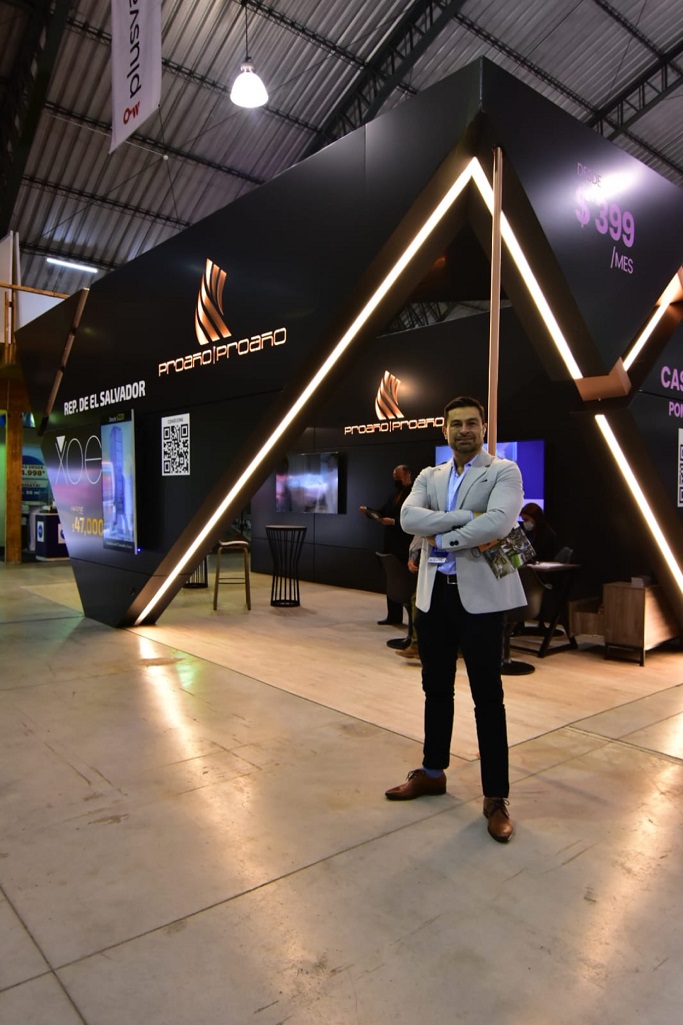 stand joan proano