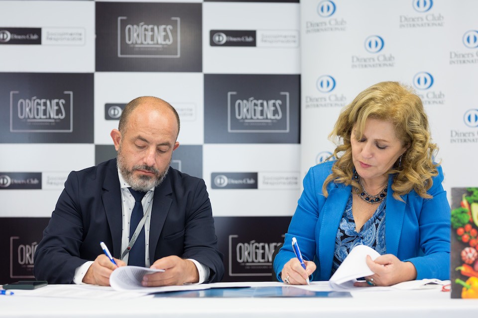 fernando inZiguez junto a augusta bustamante firmando el acuerdo