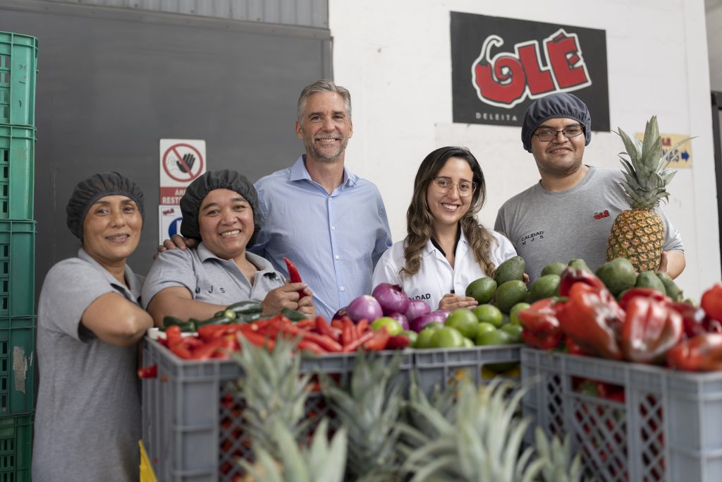 pedro vega junto a su equipo de trabajo