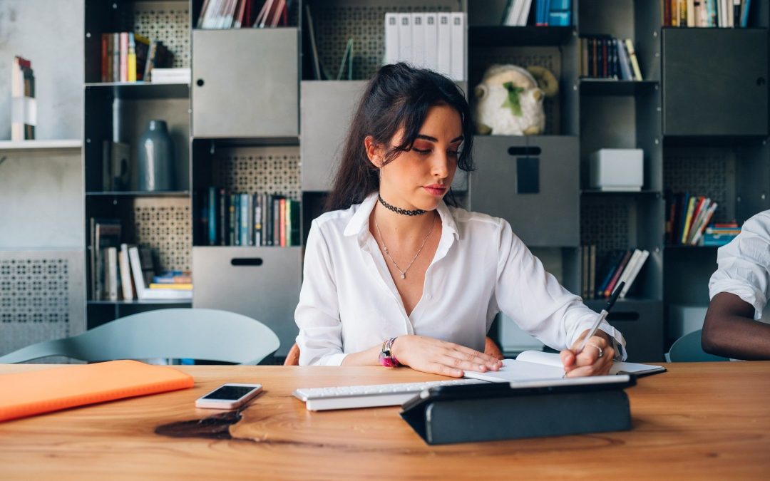 imagen referencial personas que estudian y trabajan