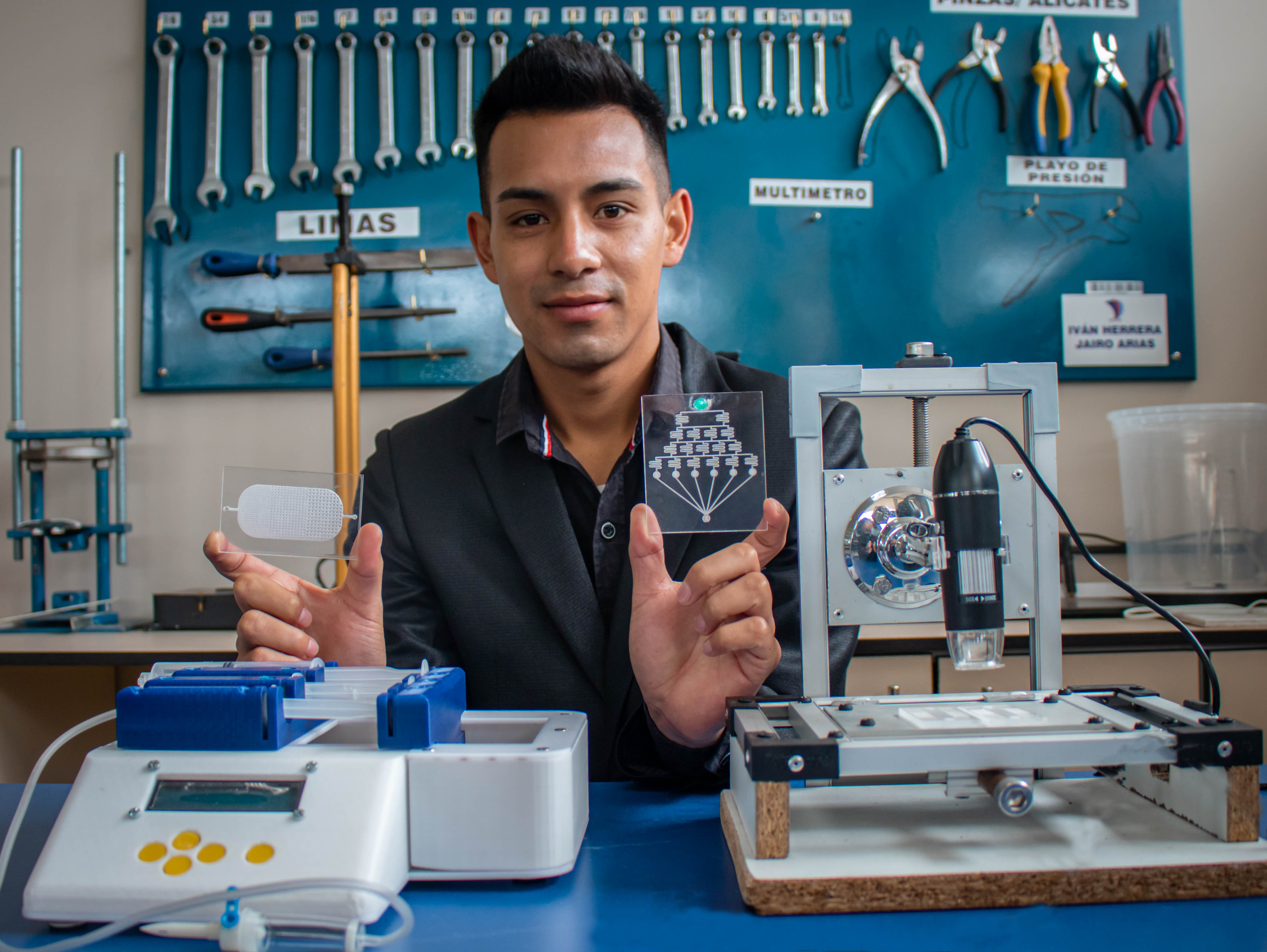 estudiantes revolucionarAn la industria ecuatoriana con sistemas de microfluIdica