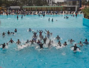 piscina con olas piscina con olas